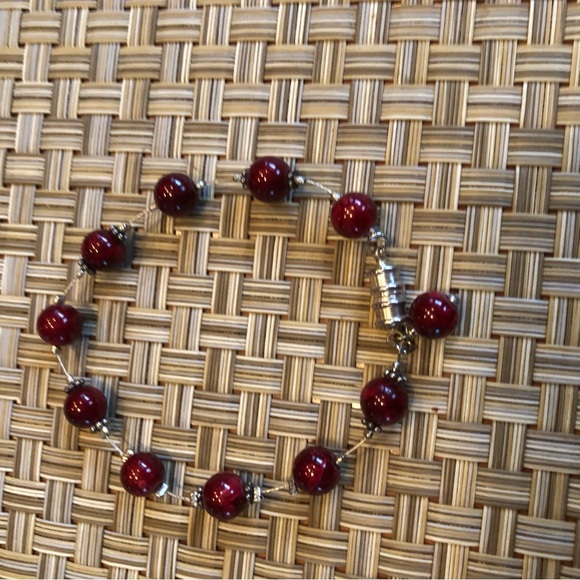 Stunning deep red beaded bracelet with magnetic clasp. - Picture 7 of 7